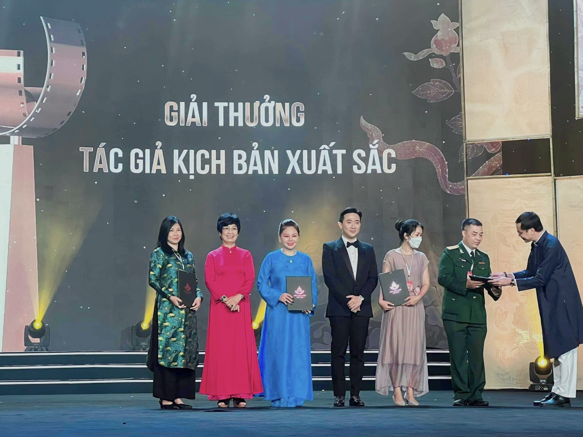 Trấn Thành thắng lớn tại Liên hoan phim Việt Nam 2021