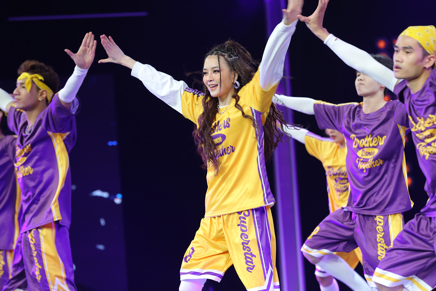 Chung kết 'Sàn đấu vũ đạo': Liz Kim Cương xuất sắc ẵm điểm tuyệt đối, đến gần hơn với cúp quán quân - ảnh 1