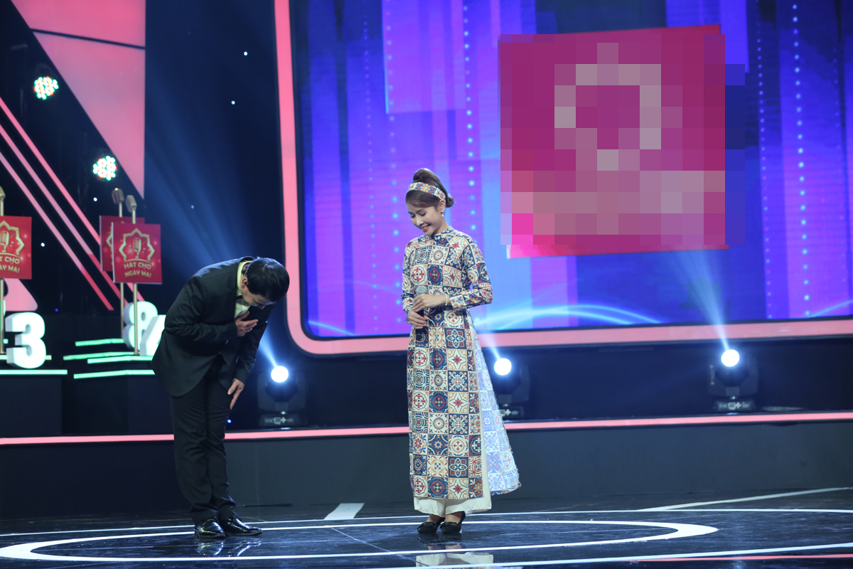 MC Quyền Linh “khóc nghẹn” trên sân khấu Hát cho ngày mai MC Quyền Linh “khóc nghẹn” trên sân khấu 'Hát cho ngày mai' - ảnh 4