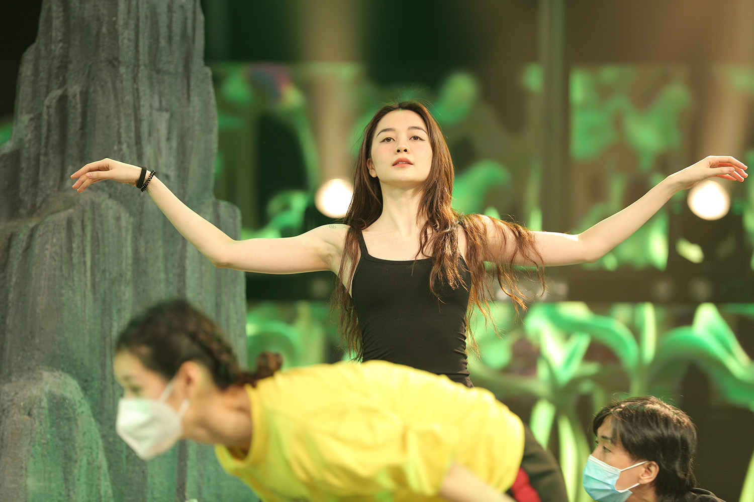 Hậu Hoàng hóa 'sao đỏ', Liz Kim Cương tiếp tục mạo hiểm trong đêm thi cuối của 'Sàn đấu vũ đạo' - ảnh 2