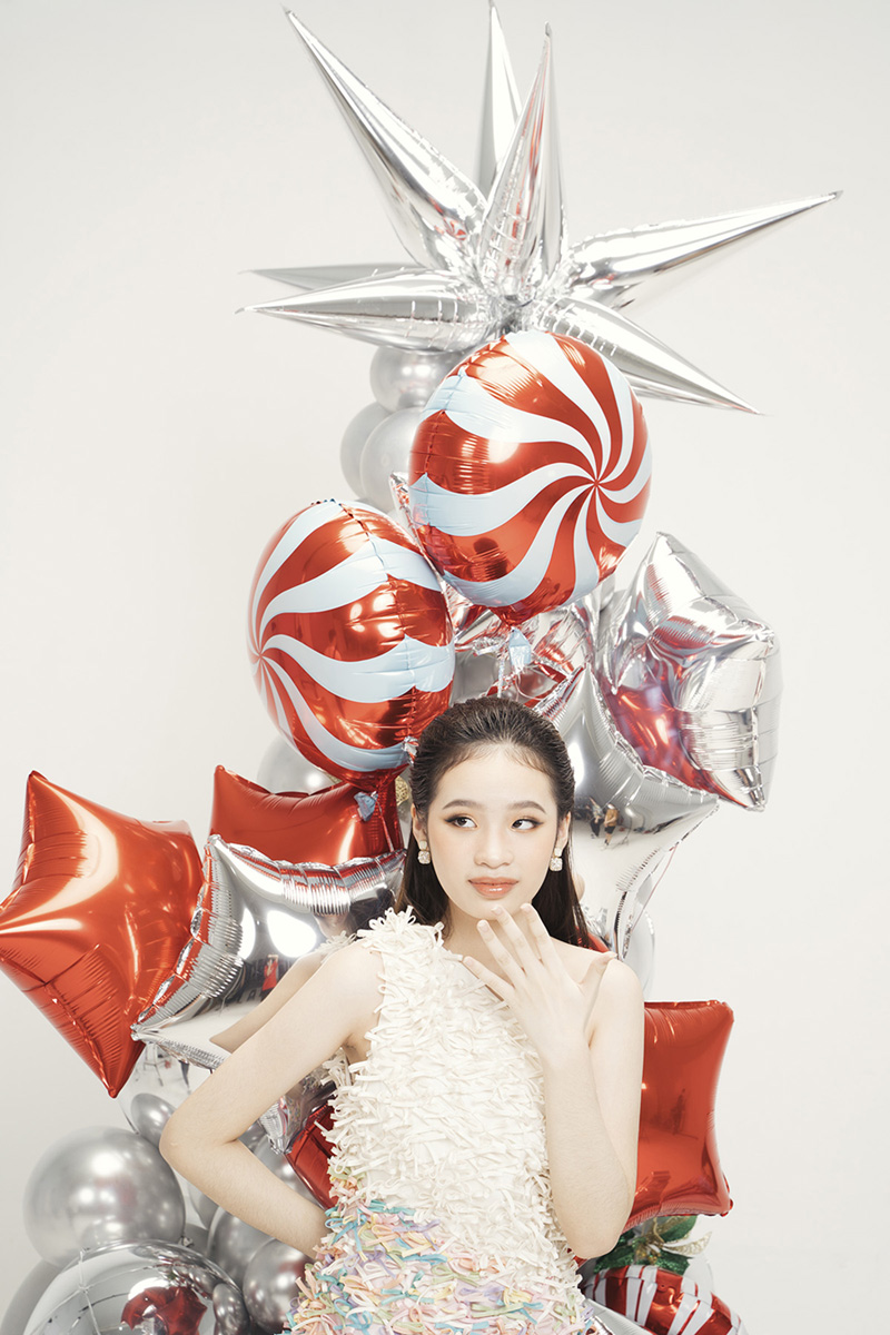 Mẫu nhí Bảo Hà sánh vai cùng chị đại Thanh Hằng trong trang phục Giáng sinh được thiết kế riêng của NTK Công Trí - ảnh 1