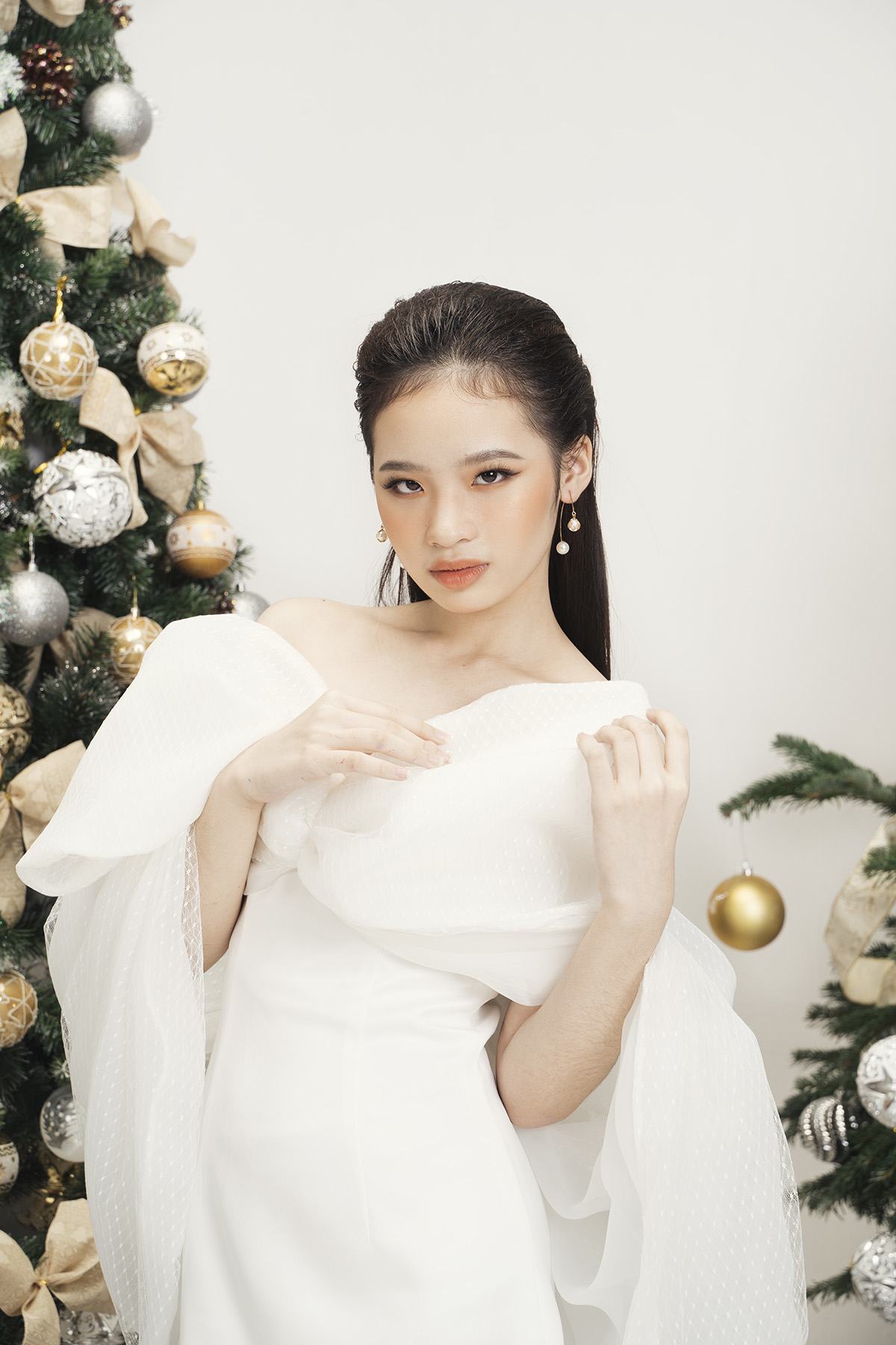 Mẫu nhí Bảo Hà sánh vai cùng chị đại Thanh Hằng trong trang phục Giáng sinh được thiết kế riêng của NTK Công Trí - ảnh 2