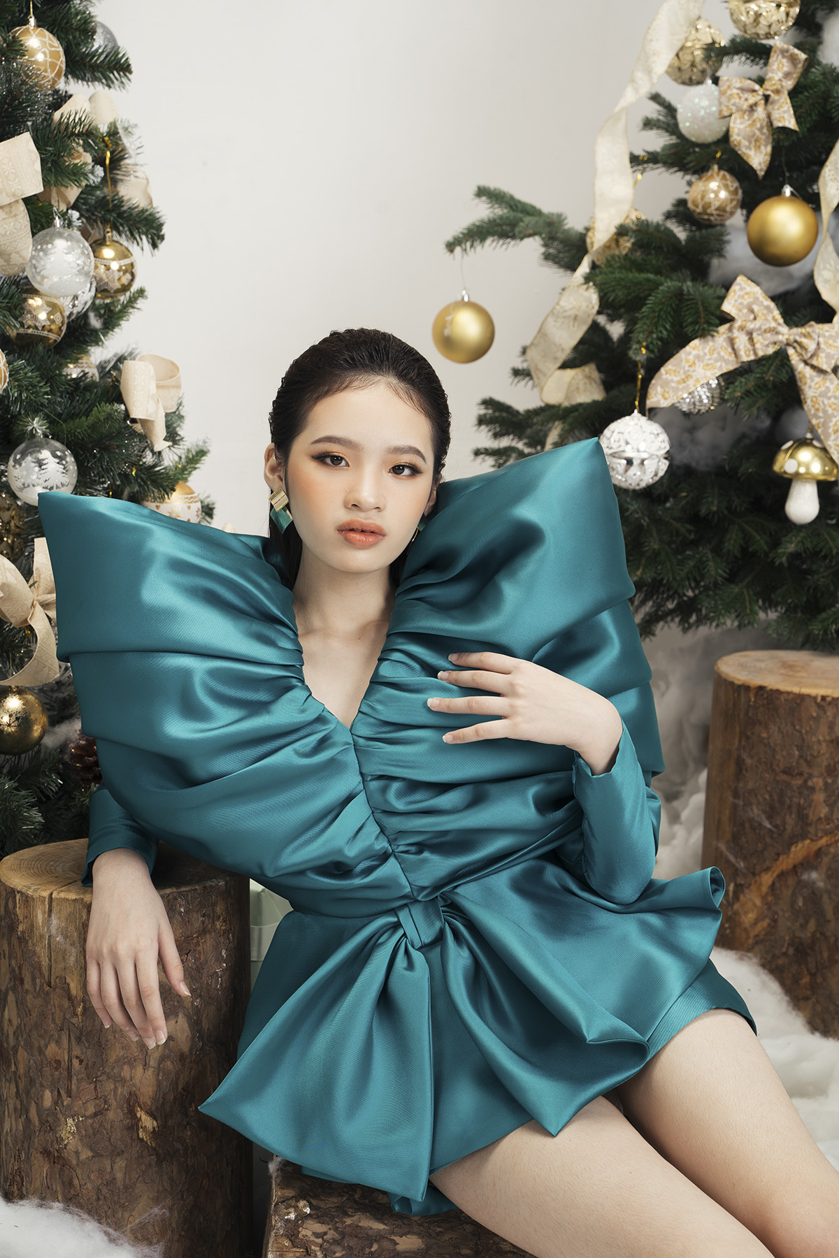 Mẫu nhí Bảo Hà sánh vai cùng chị đại Thanh Hằng trong trang phục Giáng sinh được thiết kế riêng của NTK Công Trí - ảnh 3