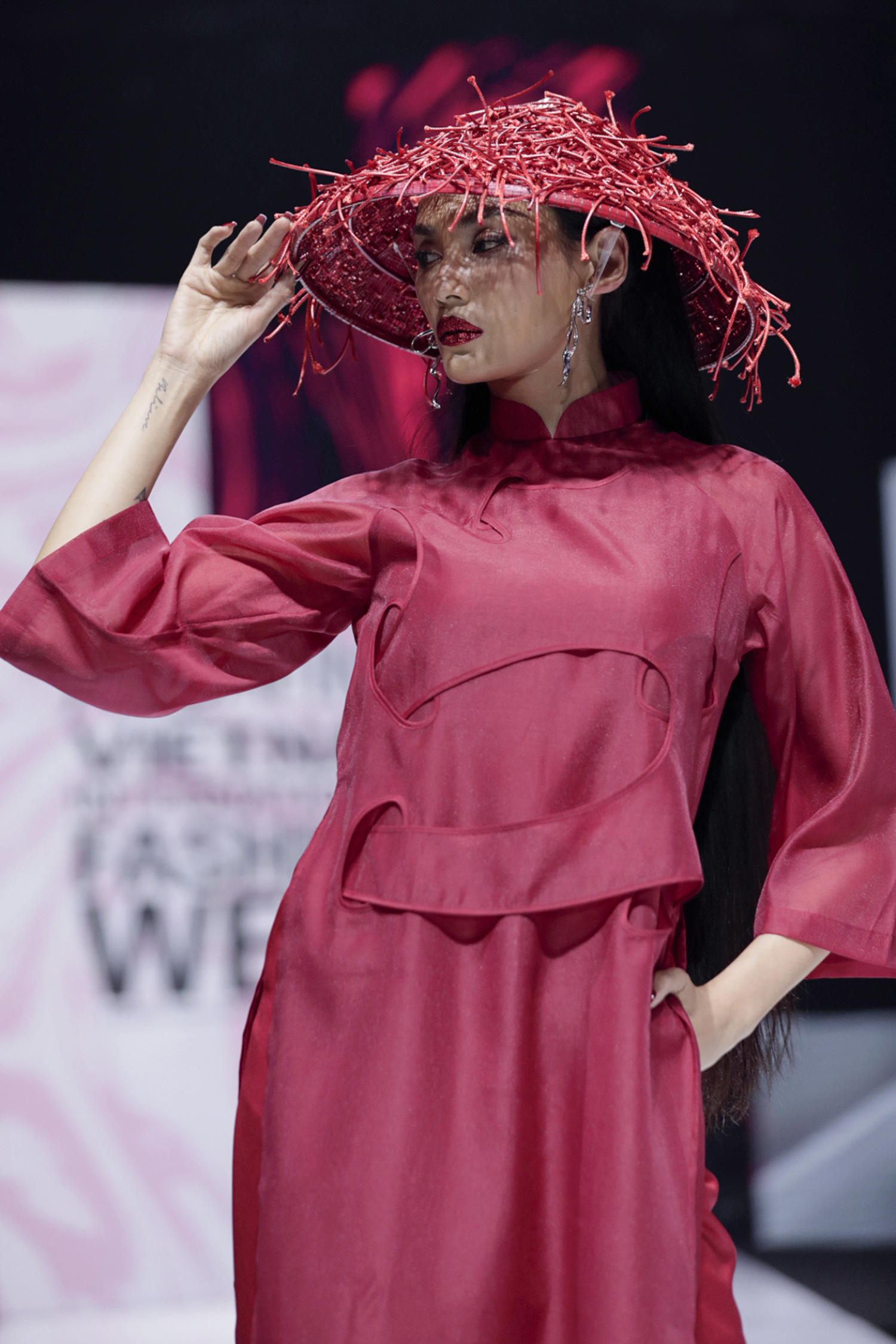 Siêu mẫu Võ Hoàng Yến liên tục trúng show vedette tại Vietnam International Fashion Week 2021 - ảnh 4