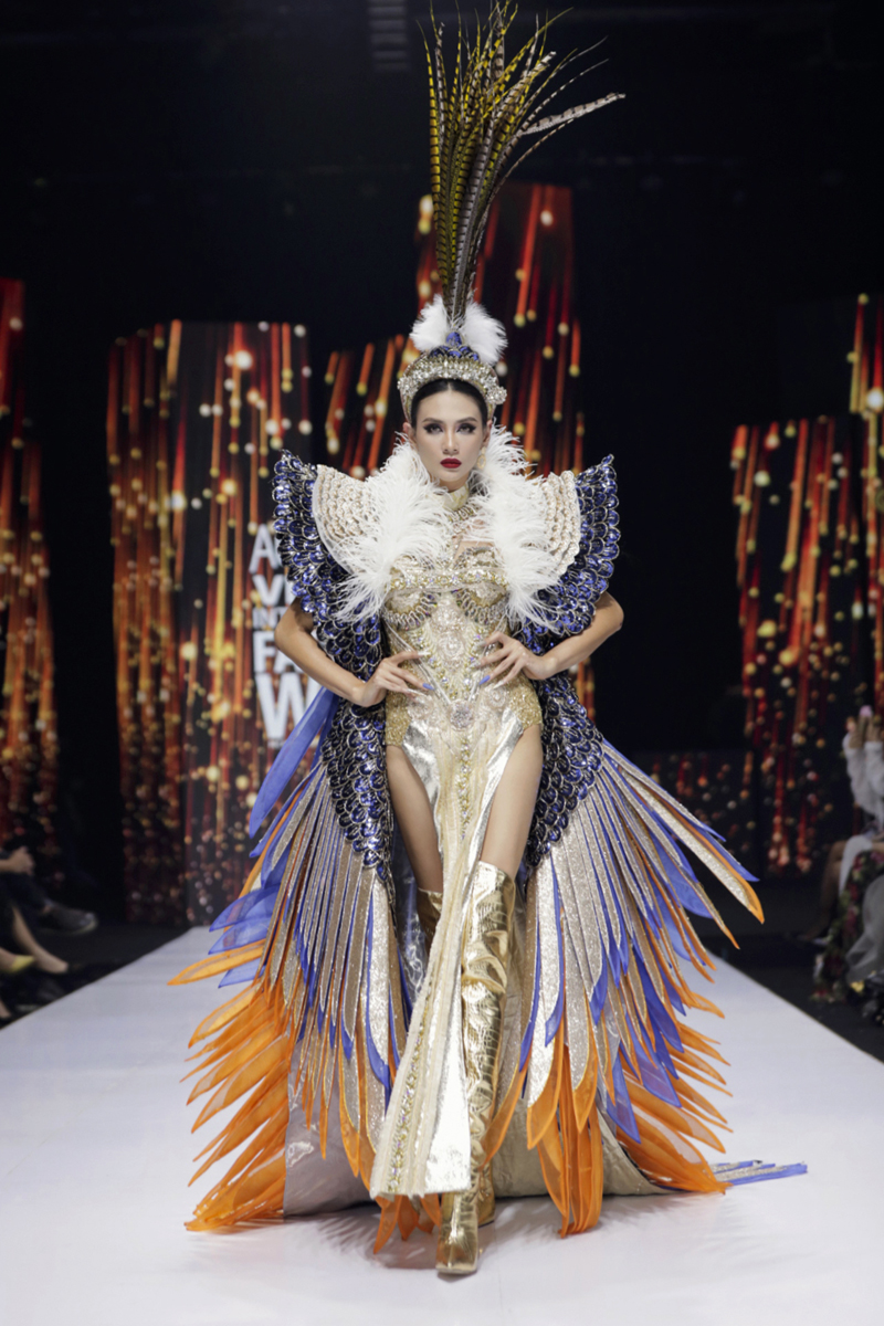 Siêu mẫu Võ Hoàng Yến liên tục trúng show vedette tại Vietnam International Fashion Week 2021 - ảnh 2