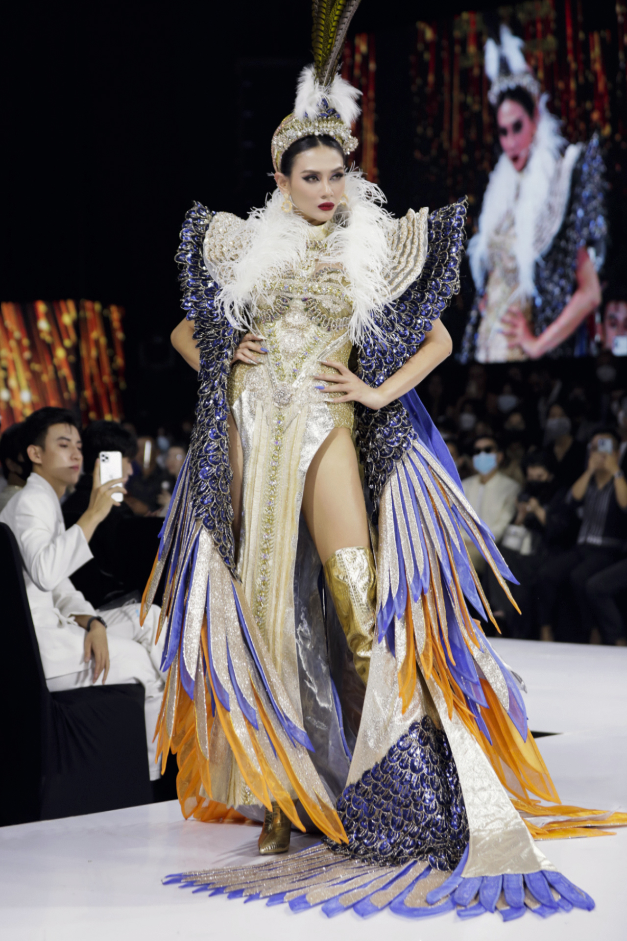 Siêu mẫu Võ Hoàng Yến liên tục trúng show vedette tại Vietnam International Fashion Week 2021 - ảnh 1