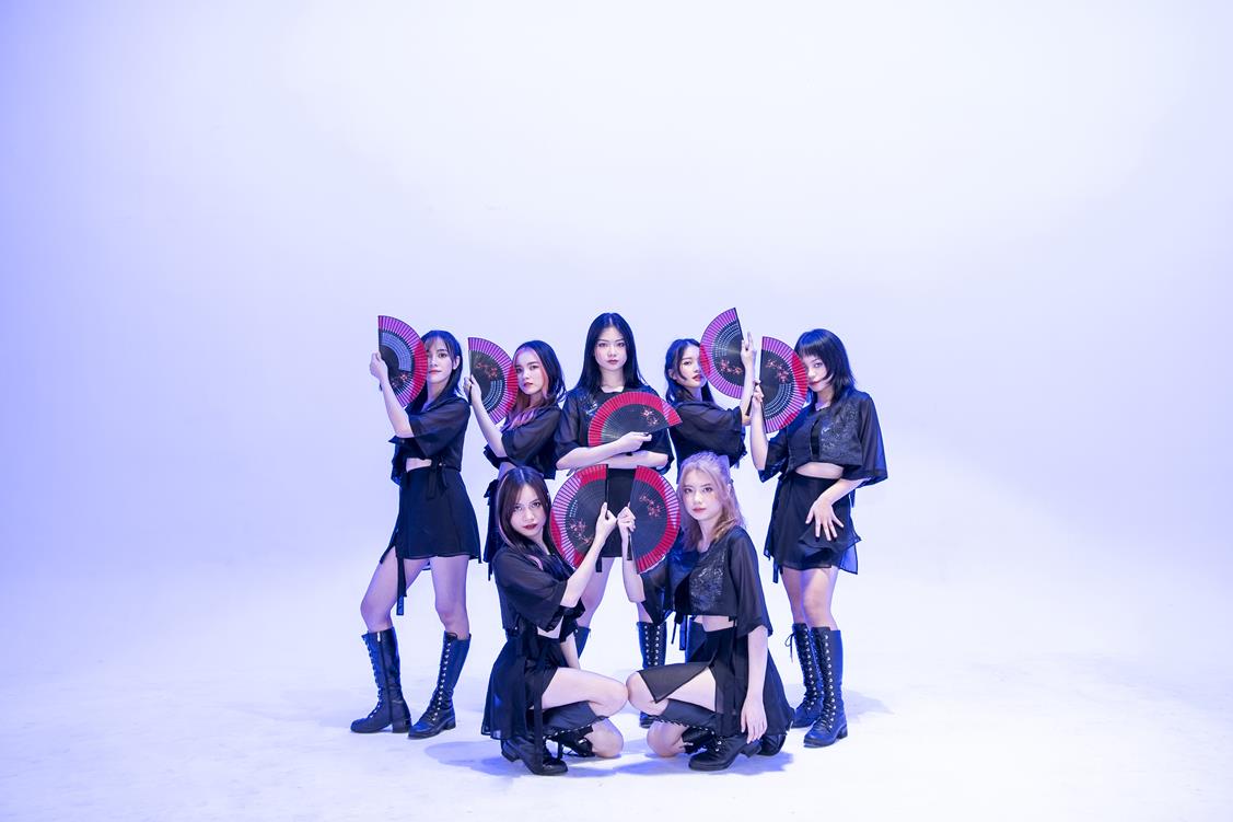 7 thành viên Ánh Sáng, Hikari, Mochi, Janie, Ashley, Trùng Dương và Kaycee của SGO48 góp mặt trong MV lần này.