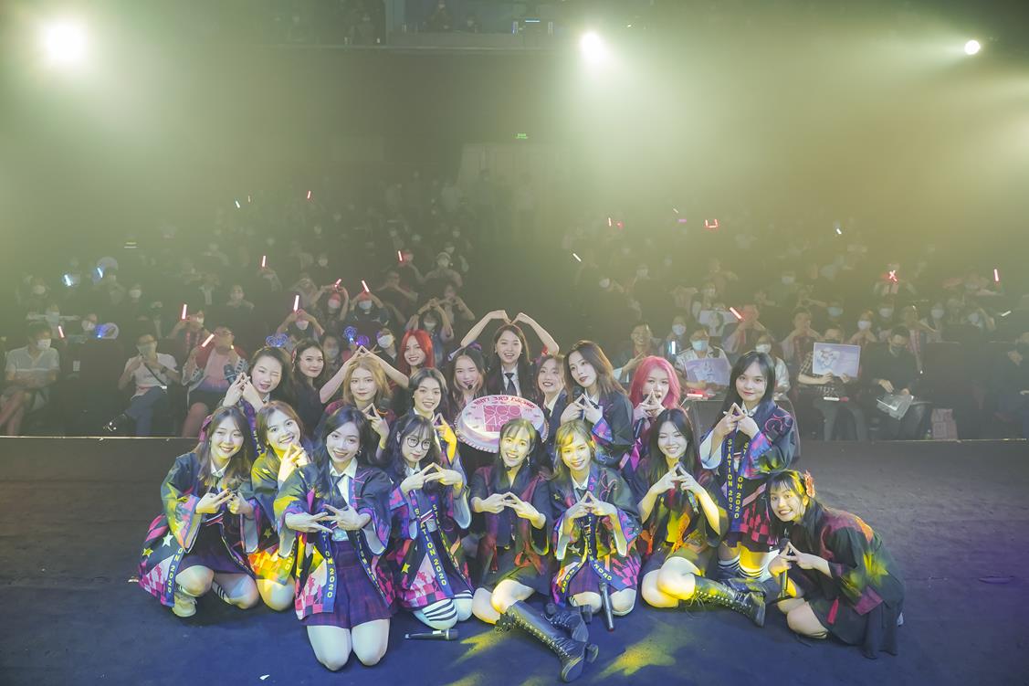  SGO48 và người hâm mộ tại show diễn “Gửi lại thanh xuân” 