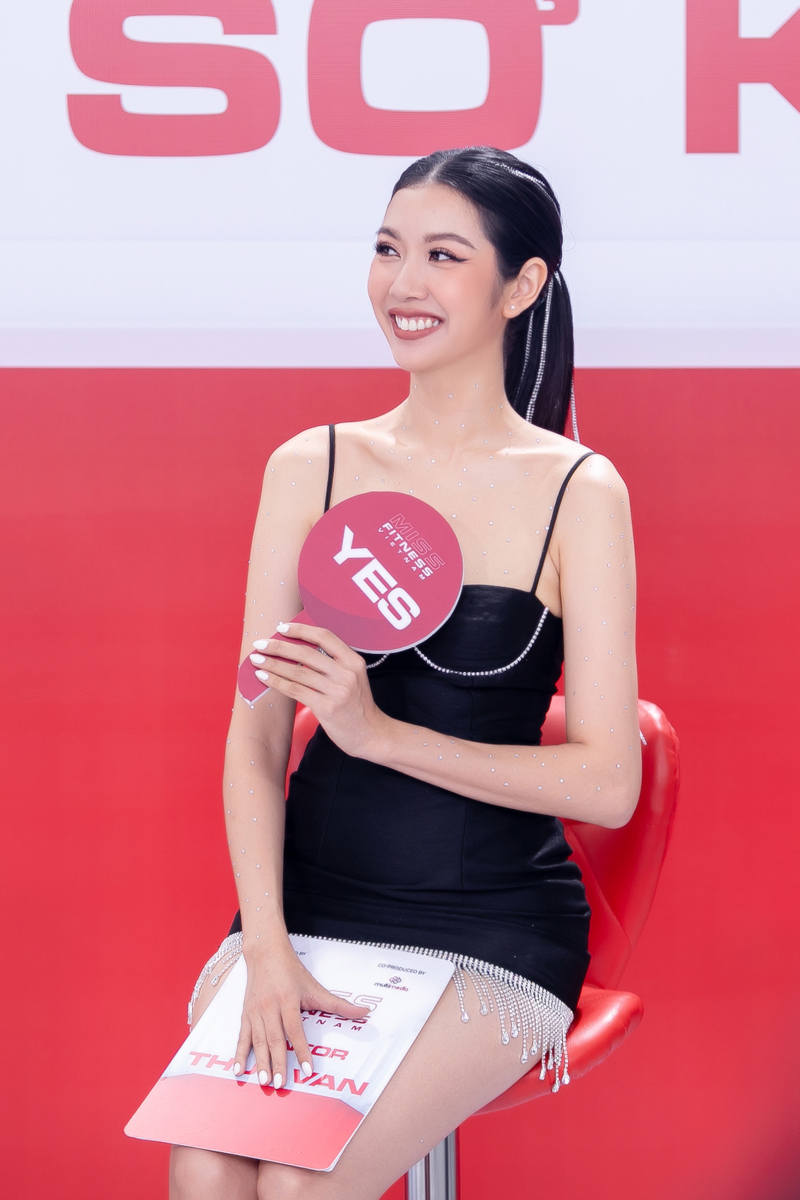 Á hậu Thúy Vân diện váy ôm sát quyến rũ, làm giám khảo Hoa hậu Thể thao - ảnh 4