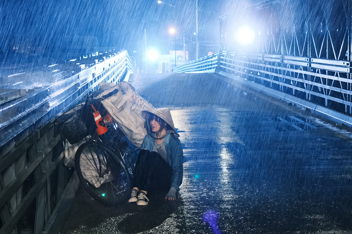 Hari Won dầm mưa suốt 6 tiếng đồng hồ, thuê cả xe bồn để quay cảnh khóc dưới mưa - ảnh 3
