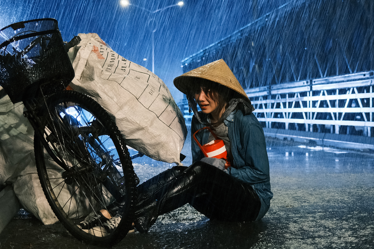 Hari Won dầm mưa suốt 6 tiếng đồng hồ, thuê cả xe bồn để quay cảnh khóc dưới mưa - ảnh 2