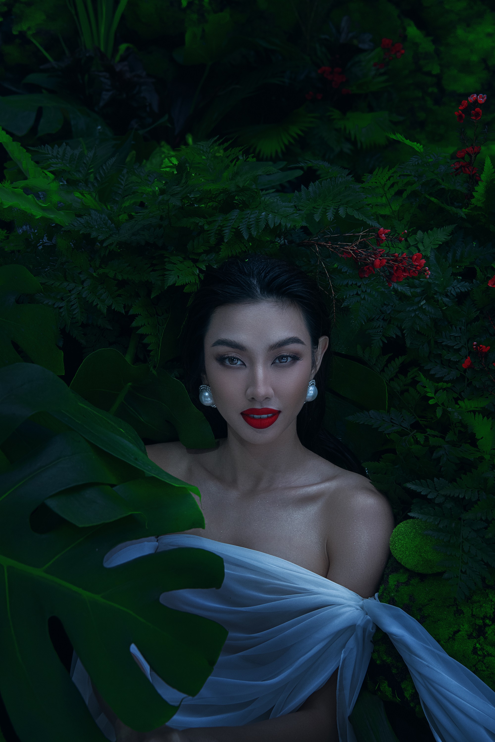 Hoa hậu Thùy Tiên “trình làng” bộ ảnh đắm mình trong hồ nước, không quên hé lộ lịch trình sắp tới - ảnh 1