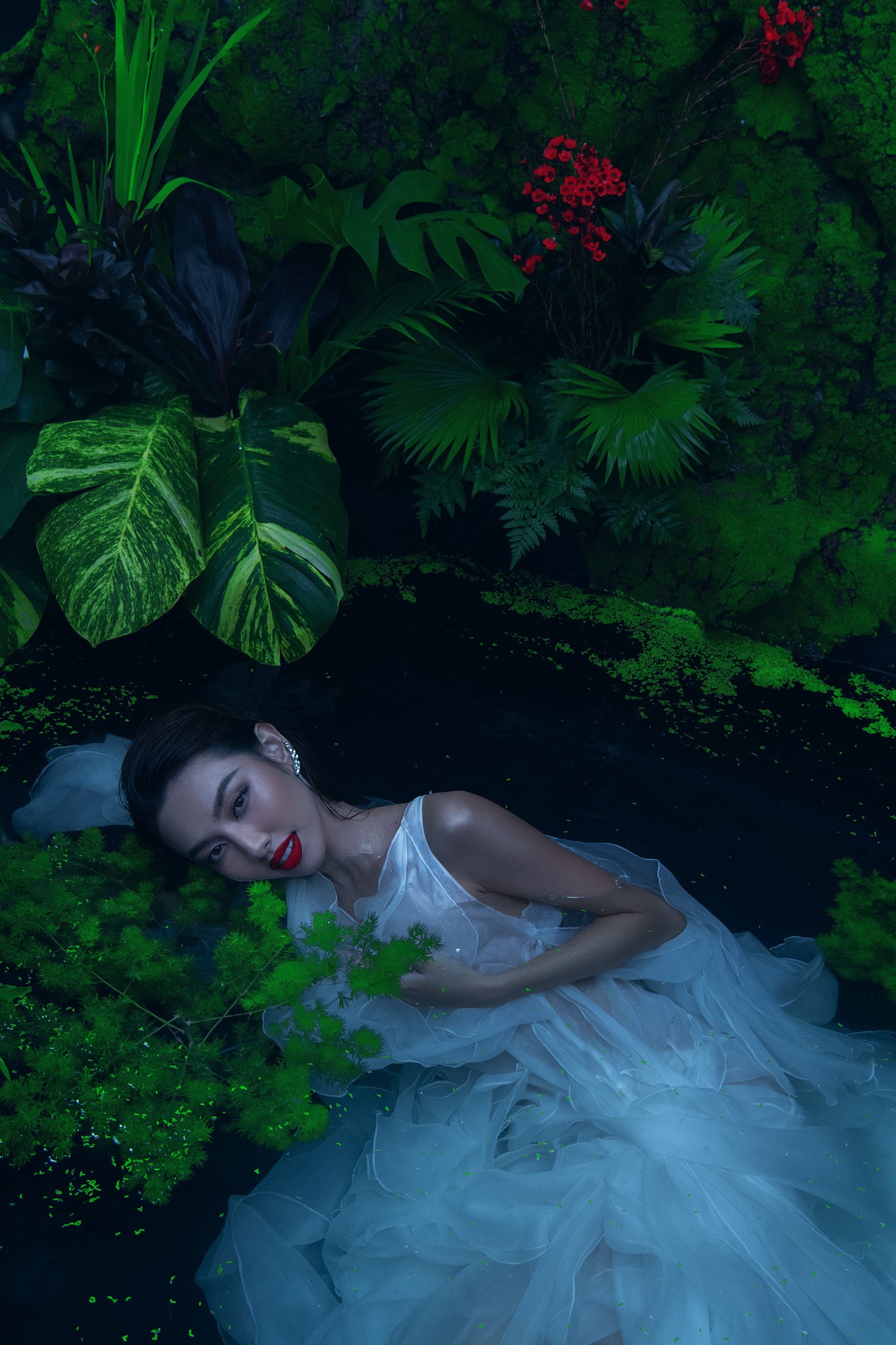 Hoa hậu Thùy Tiên “trình làng” bộ ảnh đắm mình trong hồ nước, không quên hé lộ lịch trình sắp tới - ảnh 3