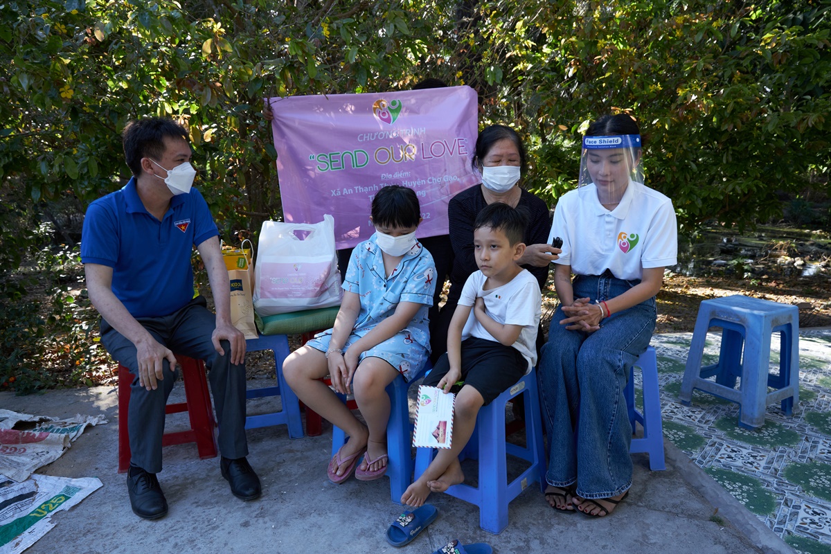 Lệ Nam cùng dự án “Send Our Love”  trao quà cho gia đình khó khăn tại Tiền Giang