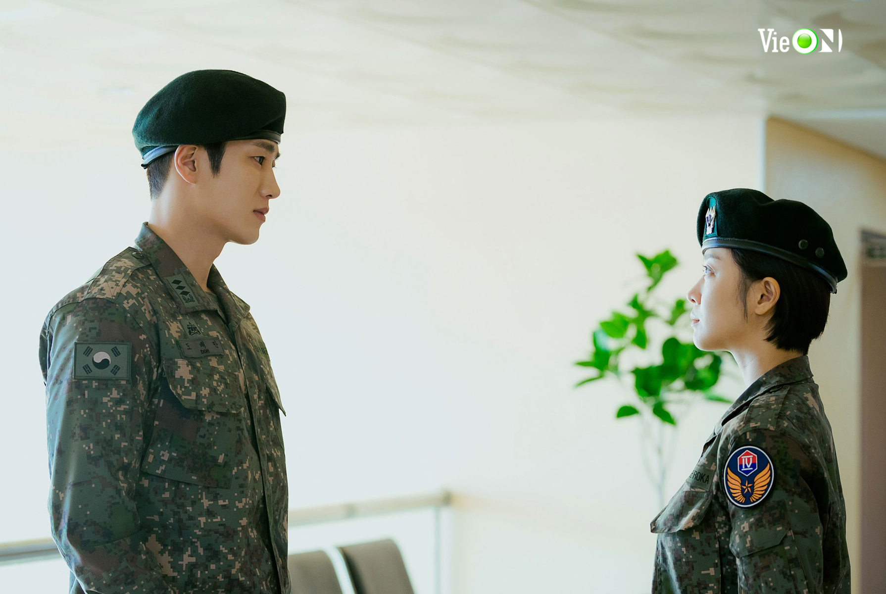 Mất vai trong 'Bạn trai tôi là hồ ly' phần 2, Jo Bo Ah tái xuất với hình ảnh cực ngầu trong 'Công tố viên quân sự Do Bae Man' - ảnh 4
