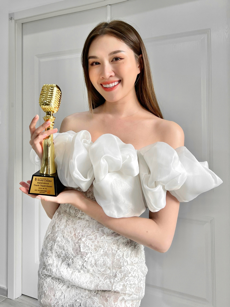 Từ bỏ đường đua nhan sắc, Thanh Thanh Huyền xúc động nhận giải thưởng MC Xuất sắc nhất tại 'World Creator Awards' - ảnh 1