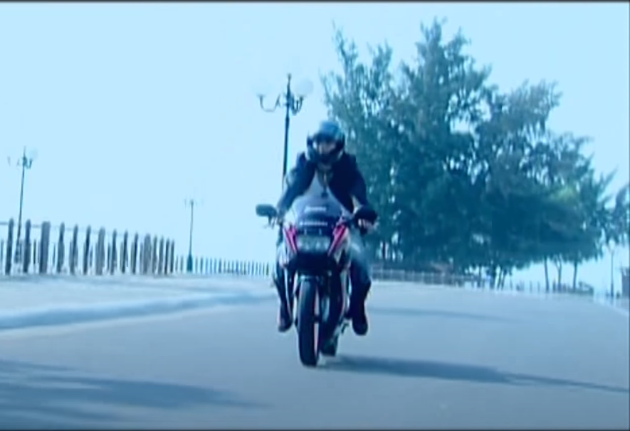 Ca sĩ Lâm Vũ chạy mô tô khủng, tái hiện hình ảnh trong MV gần 20 năm trước