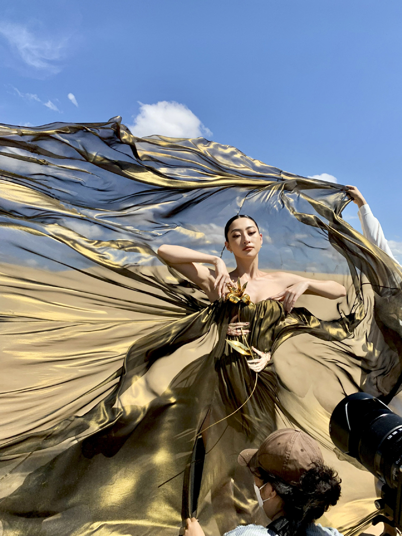 Hoa hậu lương Thuỳ Linh múa giữa sa mạc - ảnh 1