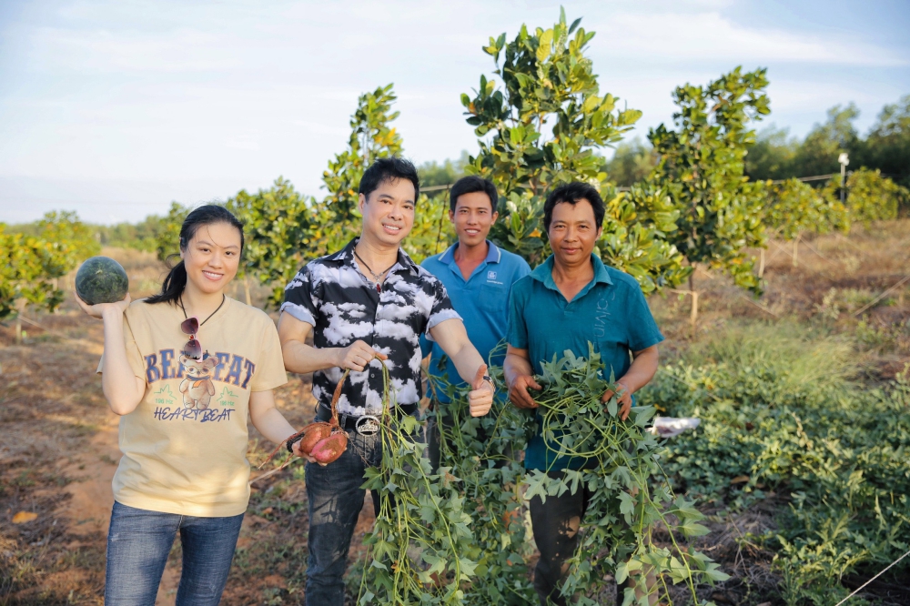 “Nghệ sĩ bình dân” Ngọc Sơn chăm cây, cuốc đất, nuôi cá, trồng rau tại mảnh đất rộng 50 héc ta