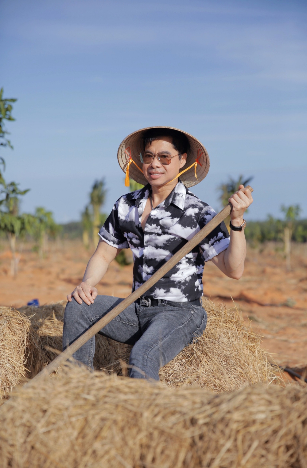 “Nghệ sĩ bình dân” Ngọc Sơn chăm cây, cuốc đất, nuôi cá, trồng rau tại mảnh đất rộng 50 héc ta