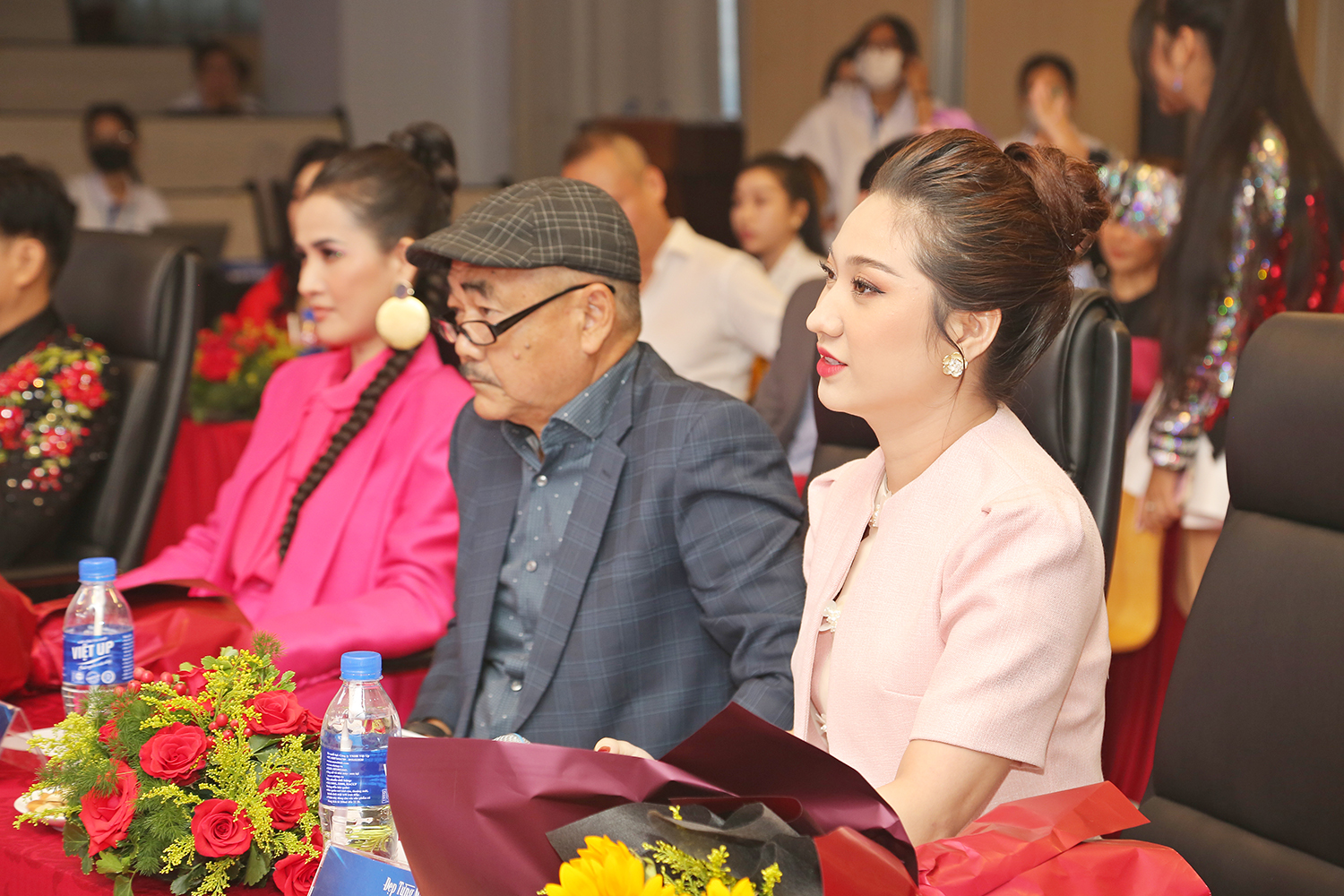 NSND Việt Anh, Phan Thị Mơ, Cao Mỹ Kim, Hùng Việt ngồi ghế giám khảo Đẹp từng milimet
