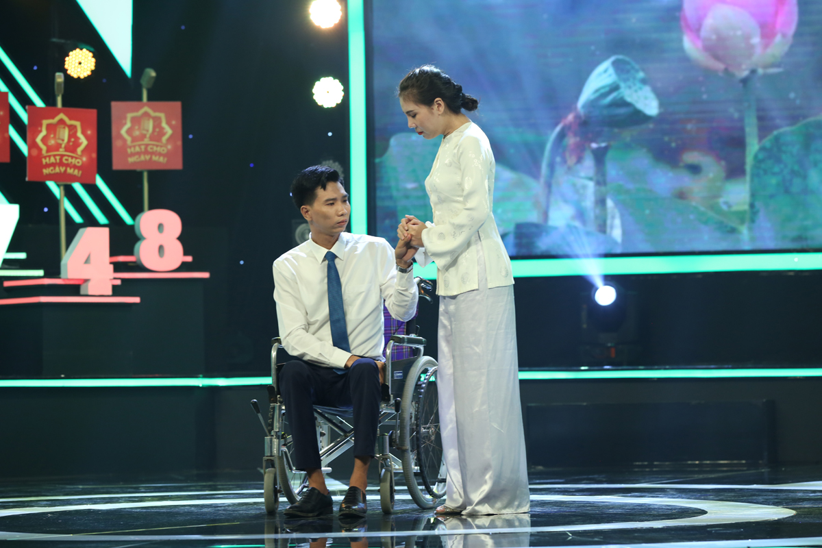 Hát cho ngày mai: MC Quyền Linh quyết định tặng 20 chiếc xe lăn cho chàng trai bị liệt chân