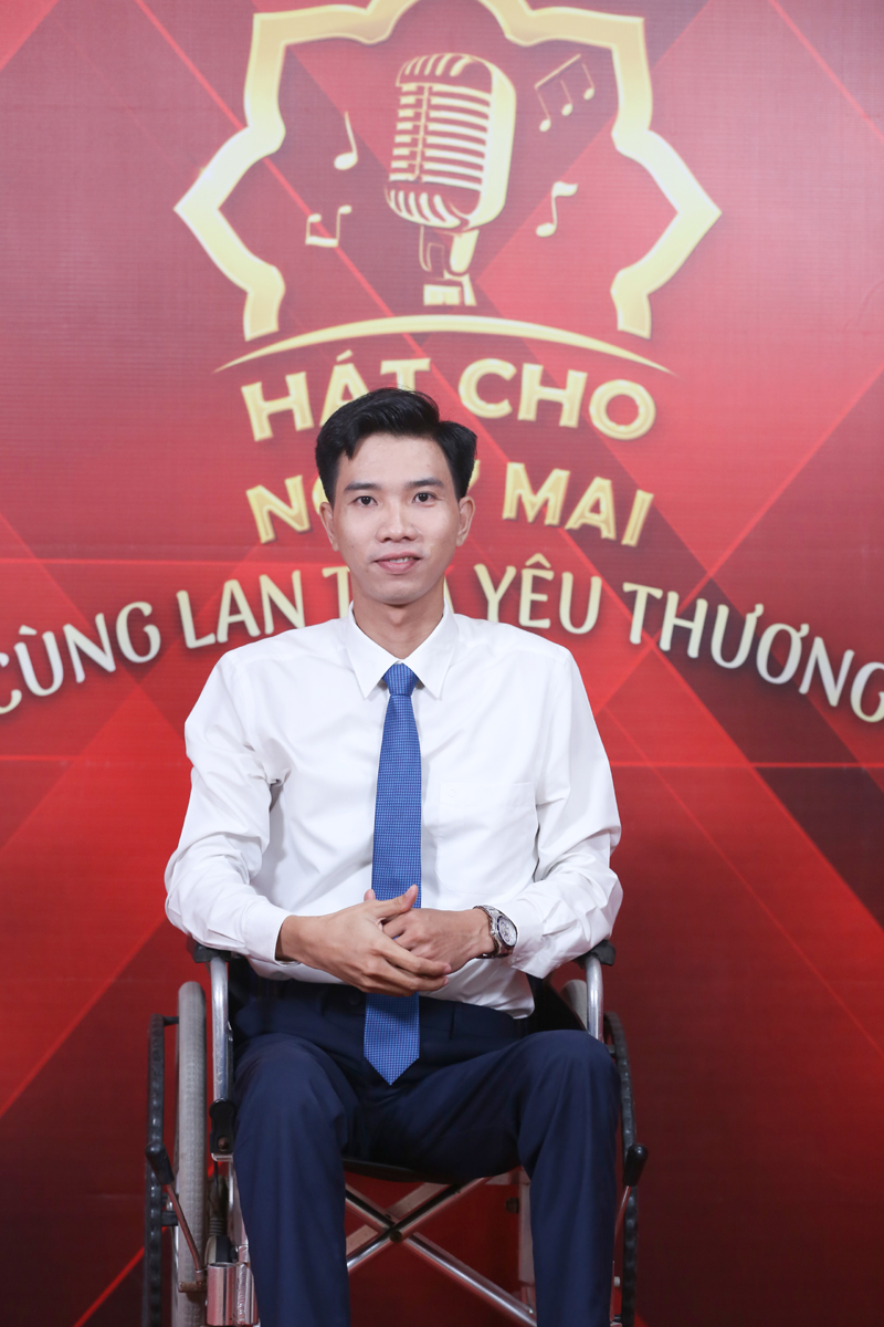 Hát cho ngày mai: MC Quyền Linh quyết định tặng 20 chiếc xe lăn cho chàng trai bị liệt chân