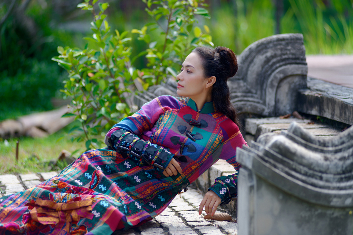 Tinna Tình đầy cuốn hút trong bộ ảnh áo dài cách điệu mới: “Cuộc sống tôi thay đổi nhờ Phật pháp”