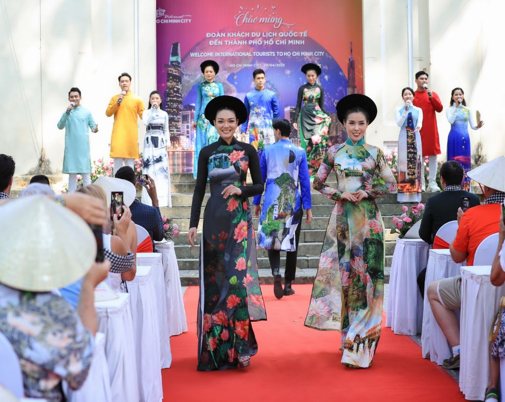 Dàn mẫu danh tiếng Việt diện áo dài Việt Hùng chào đón du khách Mỹ đến Việt Nam