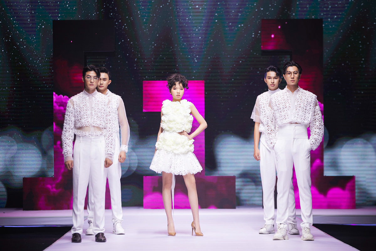 Mẫu teen Minh Anh gây bất ngờ khi làm MC tuần lễ thời trang Mẫu teen Minh Anh gây bất ngờ khi làm MC tuần lễ thời trang