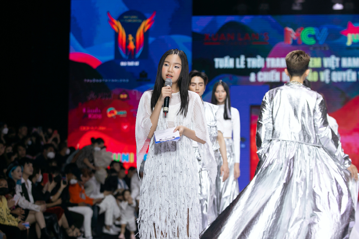 Mẫu teen Minh Anh gây bất ngờ khi làm MC tuần lễ thời trang Mẫu teen Minh Anh gây bất ngờ khi làm MC tuần lễ thời trang
