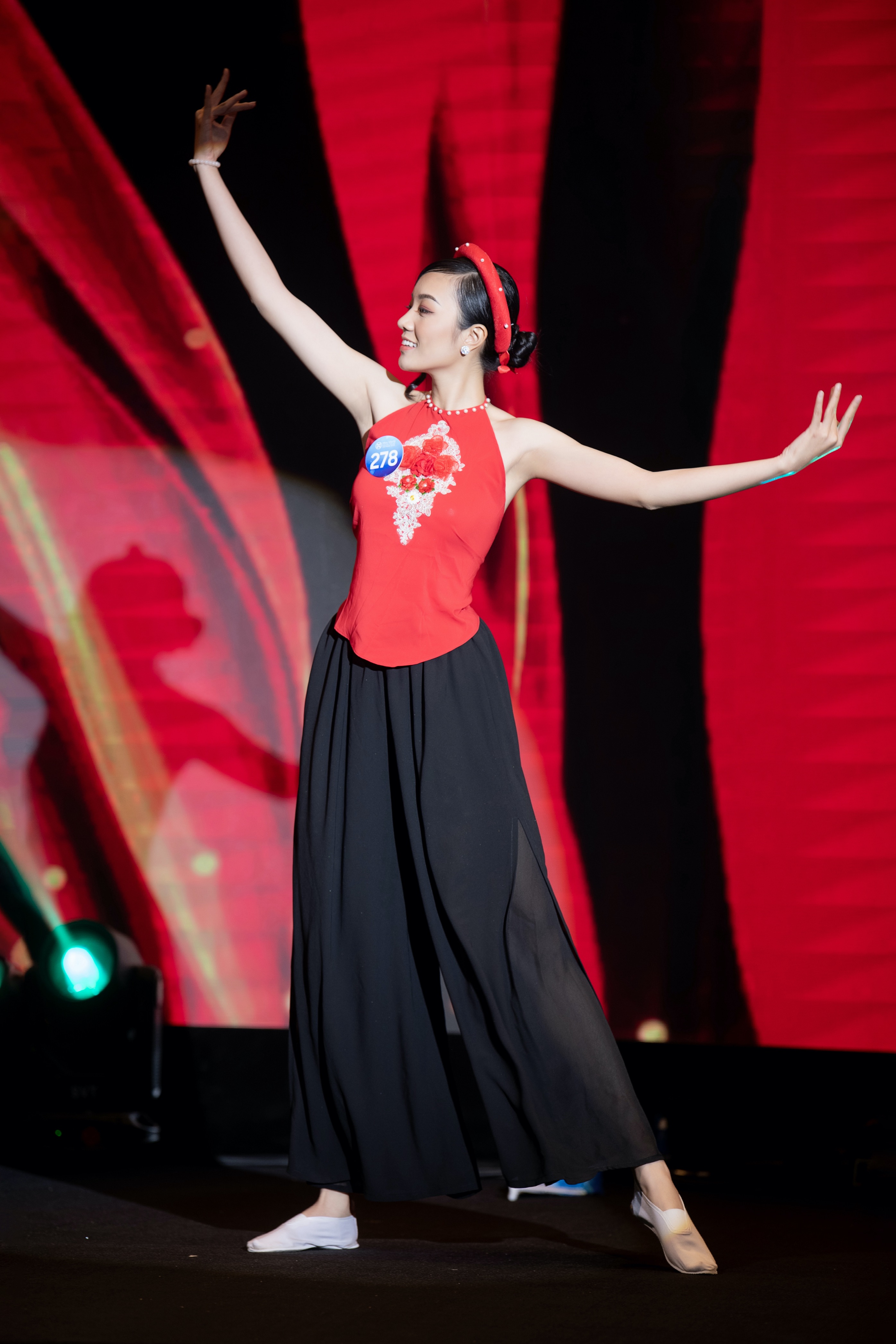 Miss World Việt Nam: thí sinh vừa hát vừa rap có người bắn 4 thứ tiếng
