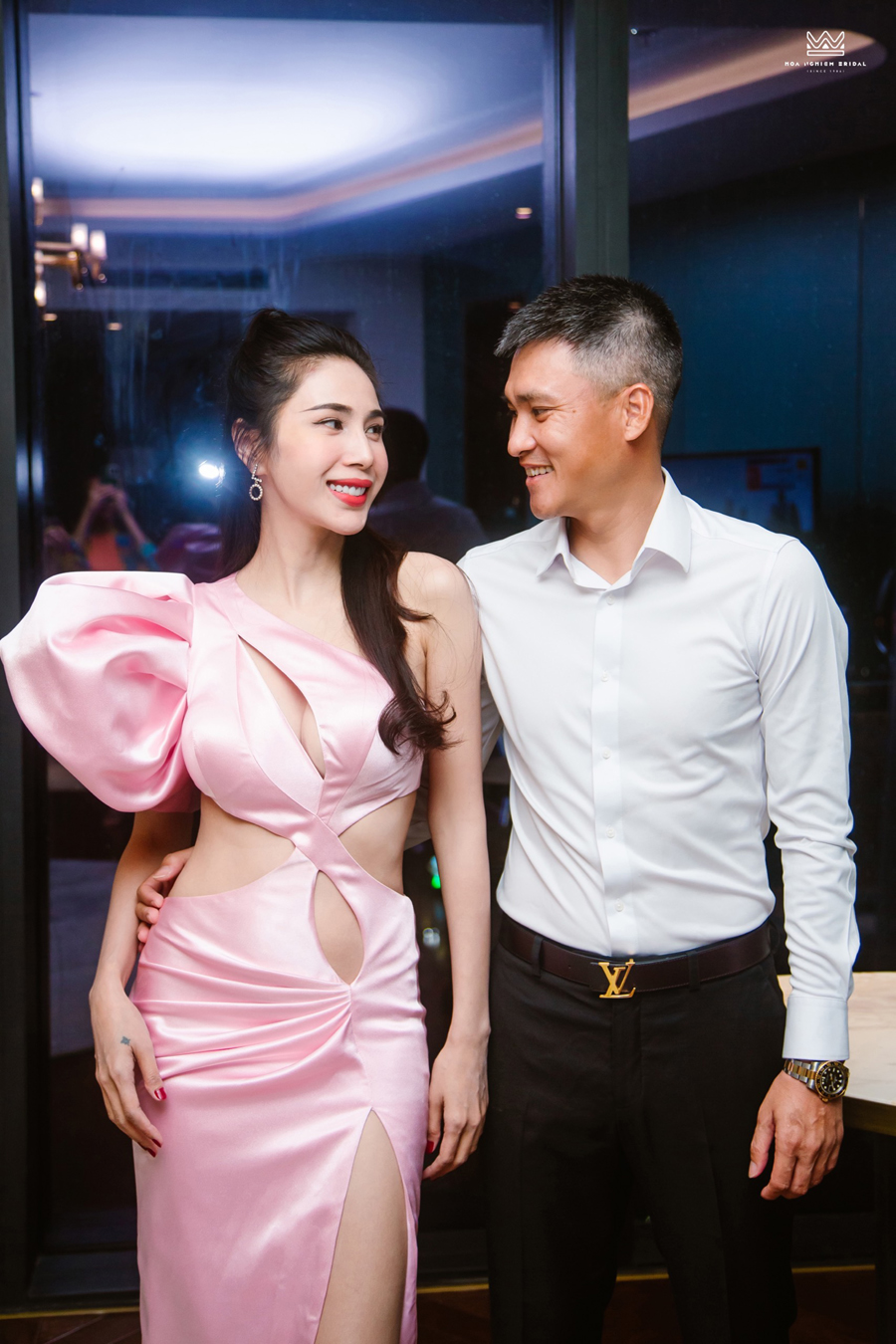 Công Vinh theo sát vợ chạy show, Thủy Tiên diễn sung đến rách váy Công Vinh theo sát vợ chạy show, Thủy Tiên diễn sung đến rách váy