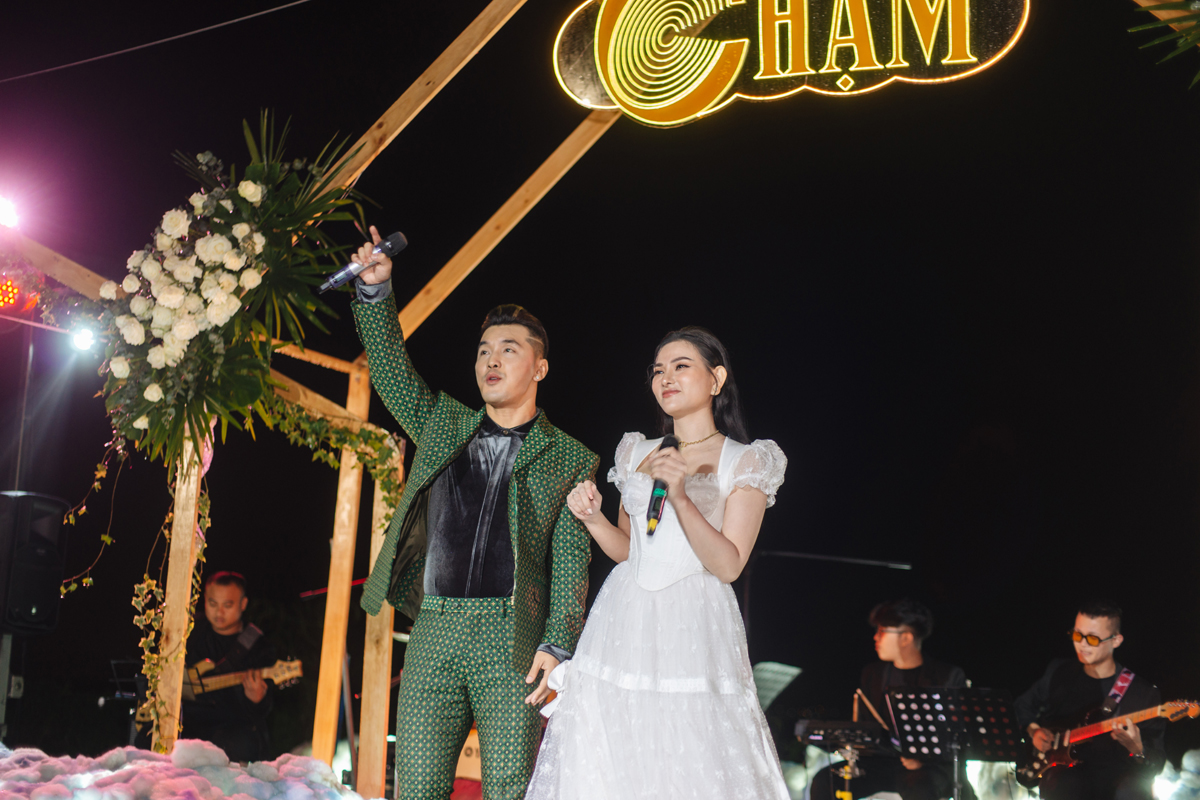 Ưng Hoàng Phúc tái hiện 20 năm thanh xuân tươi đẹp của bao người Ưng Hoàng Phúc tái hiện 20 năm thanh xuân tươi đẹp của bao người
