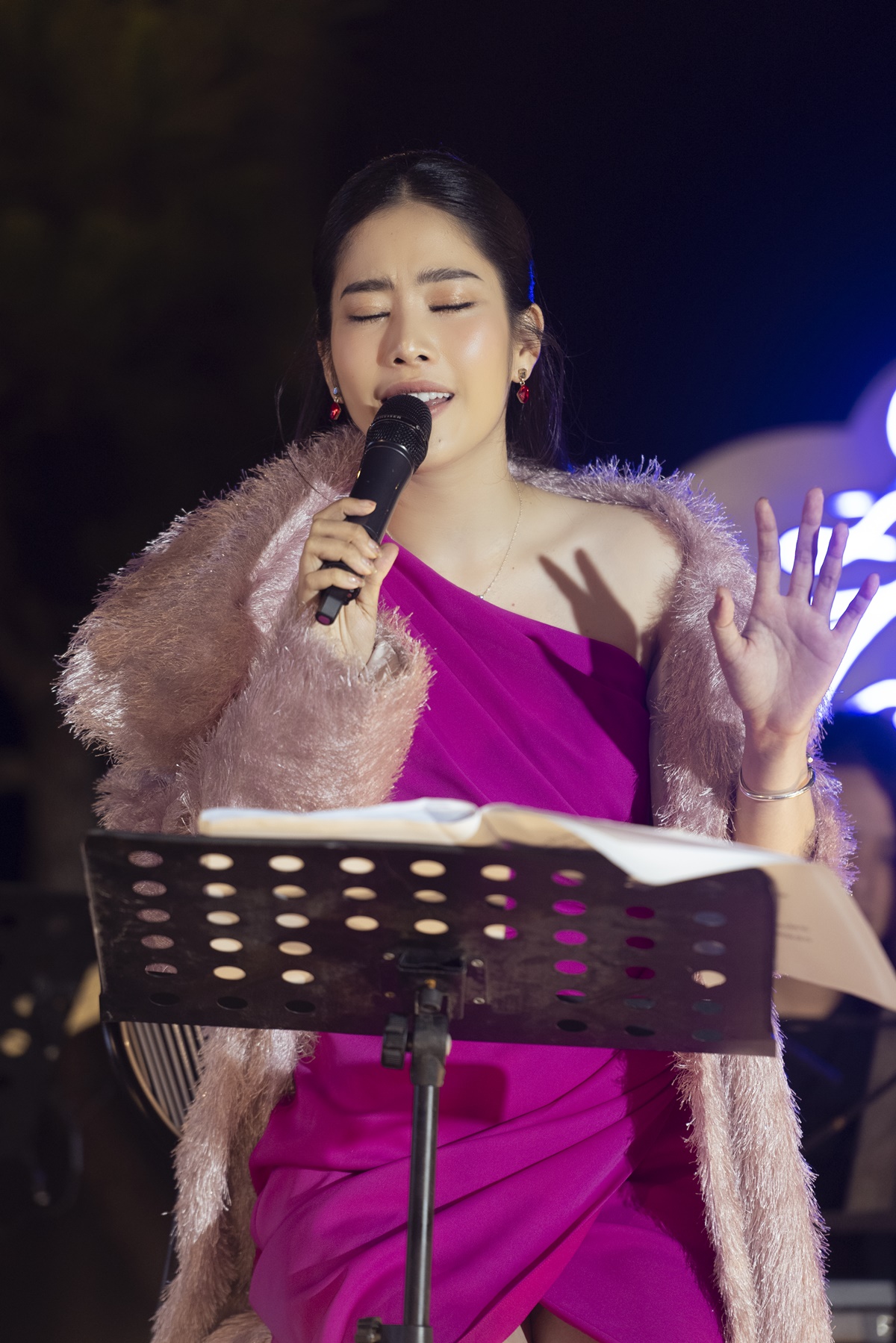 Nam Em xúc động vì các đêm nhạc ở Đà Lạt đông nghẹt khán giả Nam Em xúc động vì các đêm nhạc ở Đà Lạt đông nghẹt khán giả