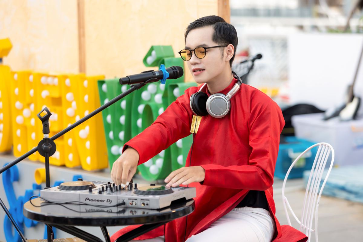 Minishow đầu tiên của Cao Bá Hưng: Từ đánh DJ, song ca cùng em gái, phổ nhạc từ thơ Cao Bá Quát và hơn thế