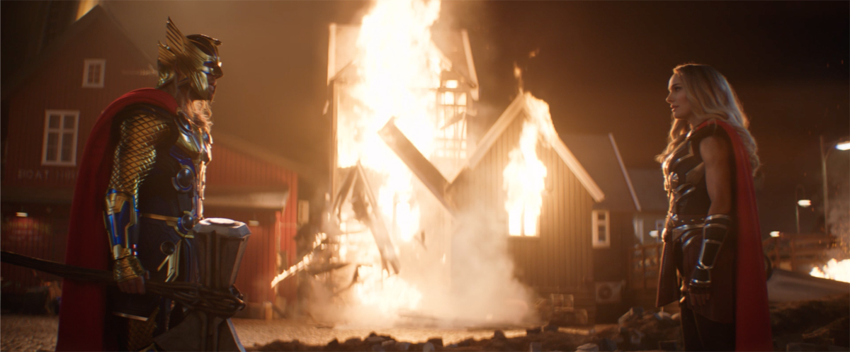Thor khoe thân hình như tượng tạc, ác nhân Gorr lộ diện trong trailer chính thức