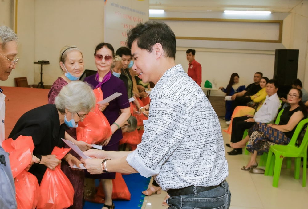 Ngọc Sơn mang đến niềm vui cho trẻ em mồ cô khuyết tật cùng 200 cụ già neo đơn