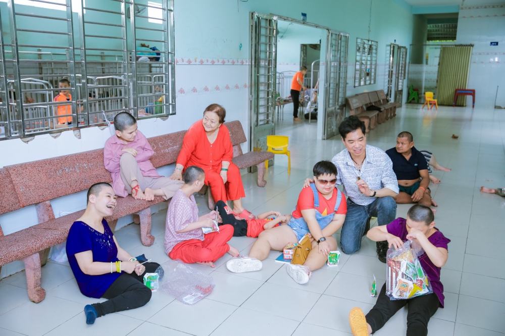 Ngọc Sơn mang đến niềm vui cho trẻ em mồ cô khuyết tật cùng 200 cụ già neo đơn