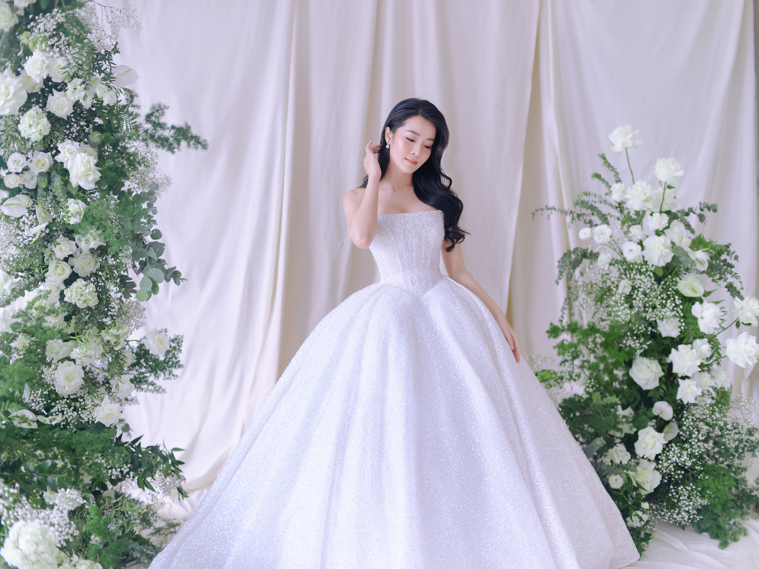 Hé lộ bộ ảnh cưới của Karen Nguyễn cùng ông xã: Áo cưới được đính kết hơn 1000 viên pha lê - ảnh 4