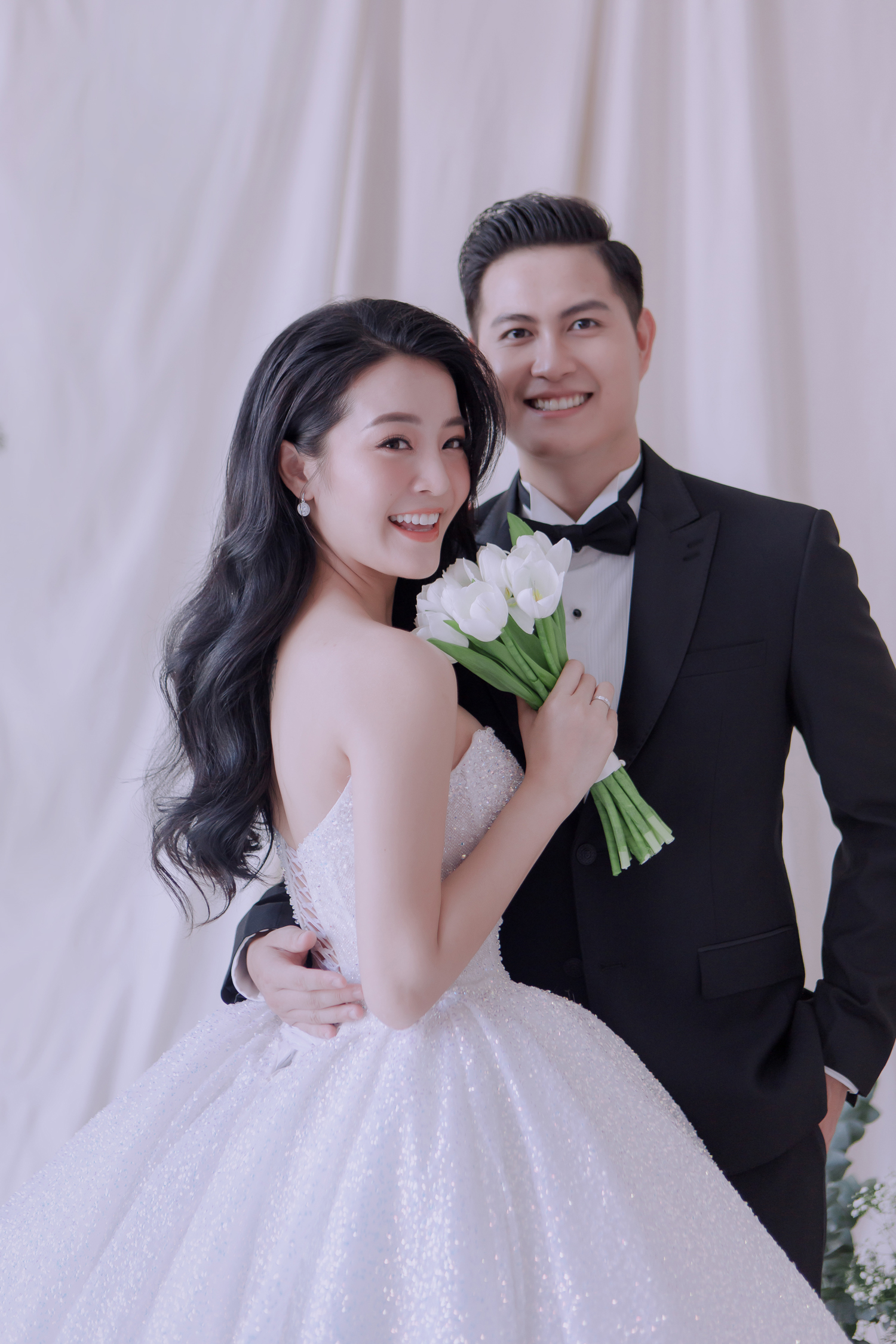 Hé lộ bộ ảnh cưới của Karen Nguyễn cùng ông xã: Áo cưới được đính kết hơn 1000 viên pha lê - ảnh 1