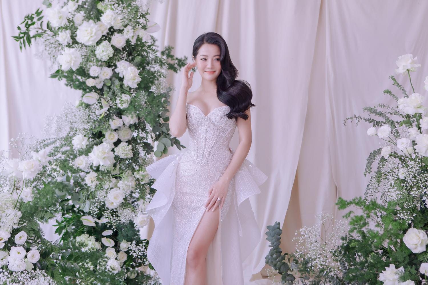 Hé lộ bộ ảnh cưới của Karen Nguyễn cùng ông xã: Áo cưới được đính kết hơn 1000 viên pha lê - ảnh 2