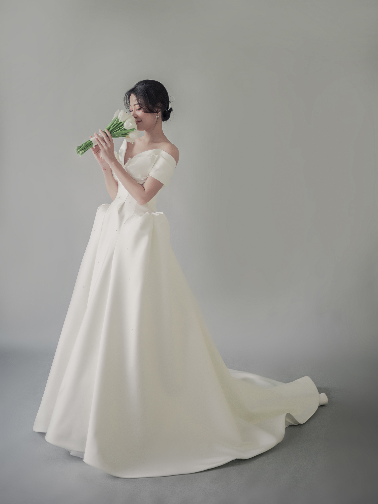 Hé lộ bộ ảnh cưới của Karen Nguyễn cùng ông xã: Áo cưới được đính kết hơn 1000 viên pha lê