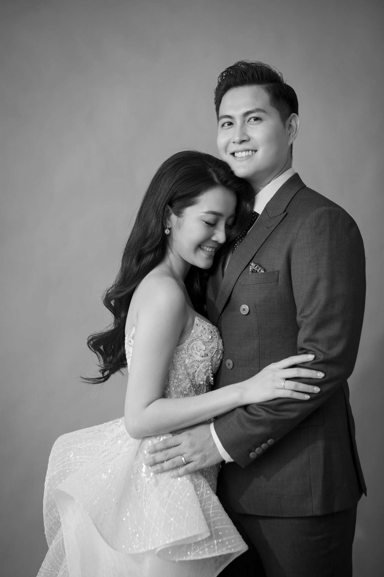 Hé lộ bộ ảnh cưới của Karen Nguyễn cùng ông xã: Áo cưới được đính kết hơn 1000 viên pha lê - ảnh 3