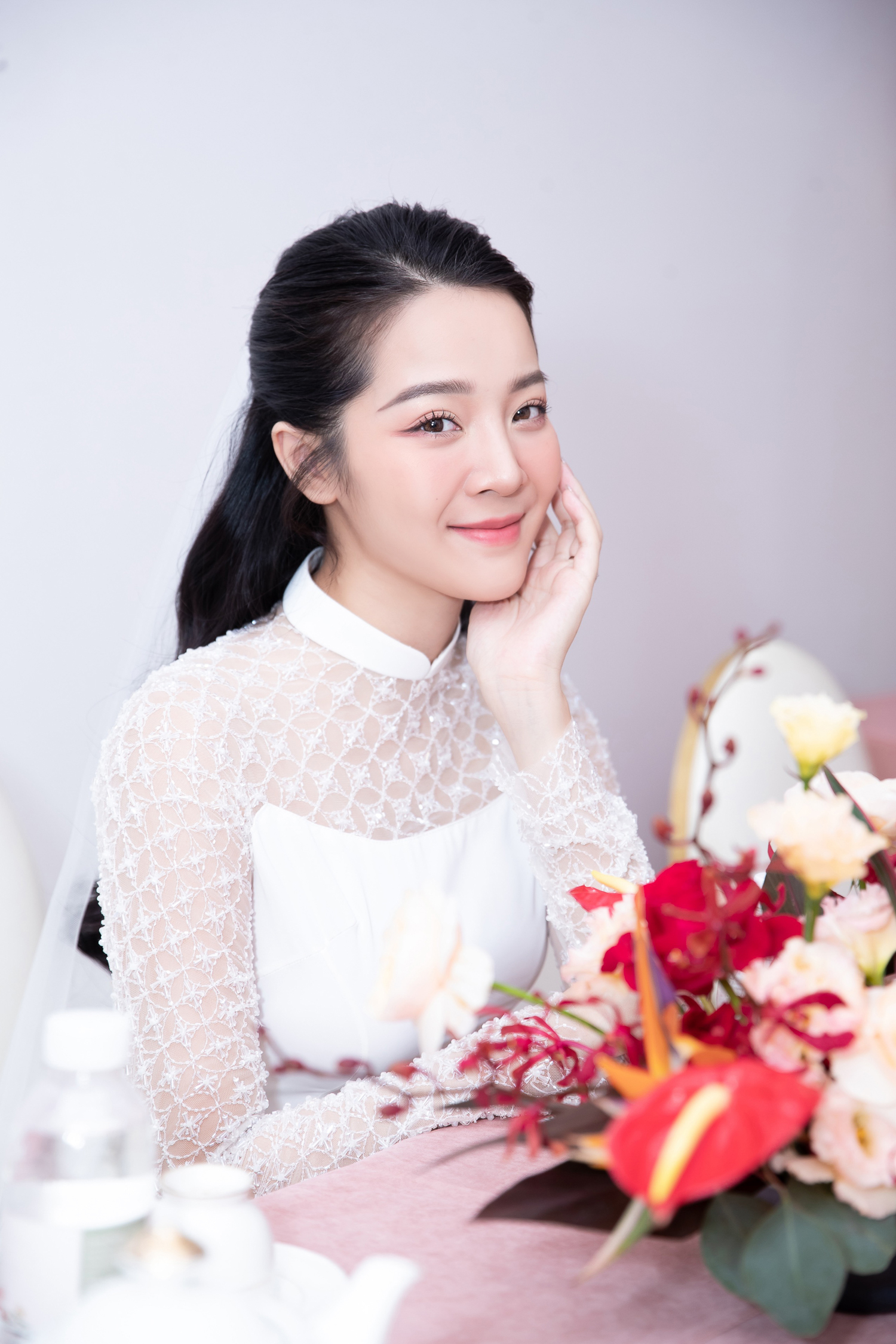 Karen Nguyễn diện áo dài trắng tinh khôi, cười tít mắt bên bạn trai doanh nhân - ảnh 3