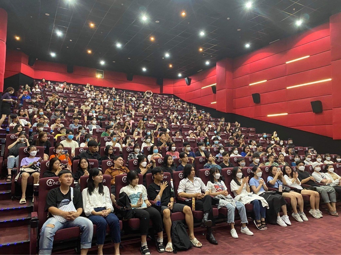 Em và Trịnh mở thêm suất chiếu lúc 0 giờ vẫn đông khách, khán giả Thủ đô đội mưa đến xem Em và Trịnh mở thêm suất chiếu lúc 0 giờ vẫn đông khách, khán giả Thủ đô đội mưa đến xem