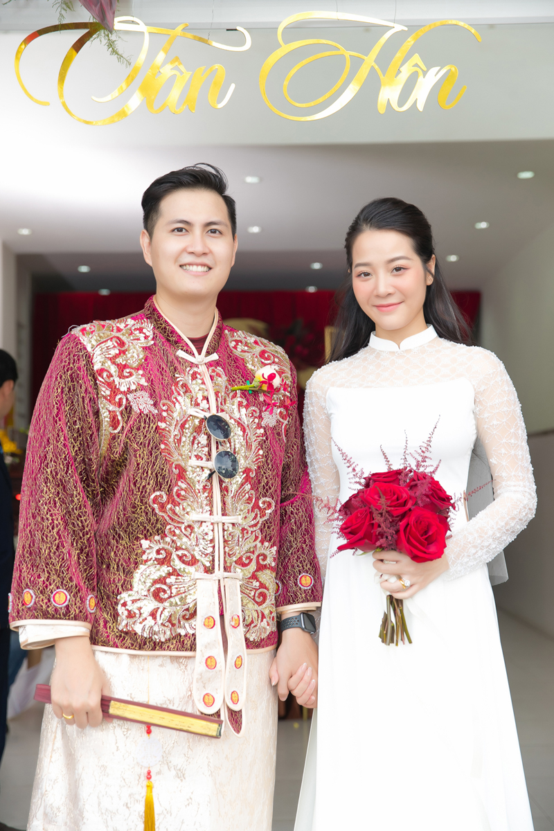 Karen Nguyễn diện áo dài trắng tinh khôi, cười tít mắt bên bạn trai doanh nhân