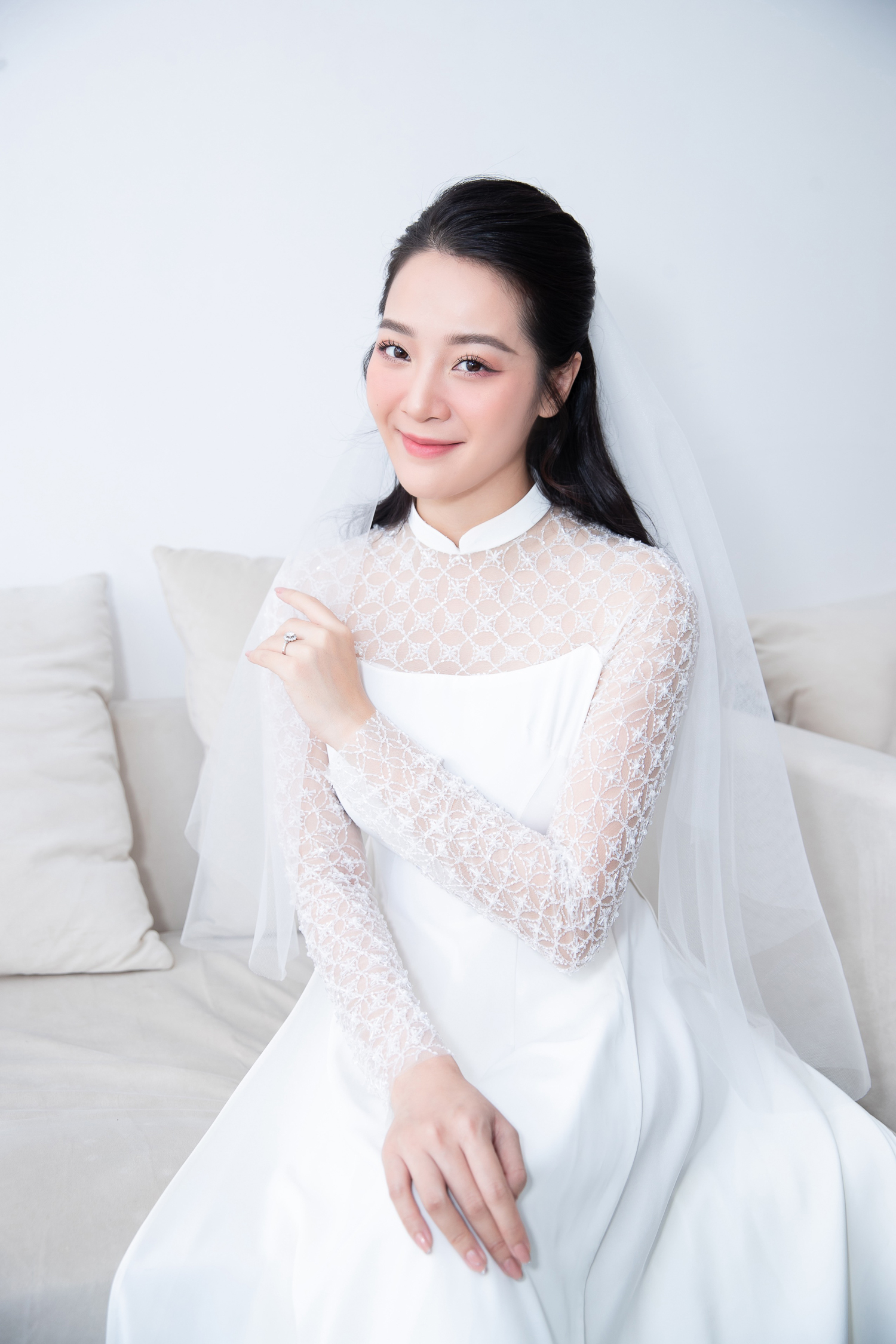 Karen Nguyễn diện áo dài trắng tinh khôi, cười tít mắt bên bạn trai doanh nhân - ảnh 4