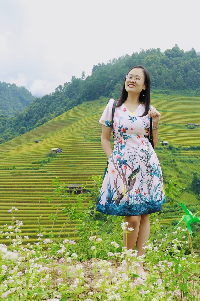 Bất chấp U50, mặc váy xòe, hack tuổi vô đối như nhà báo – doanh nhân Minh Thúy