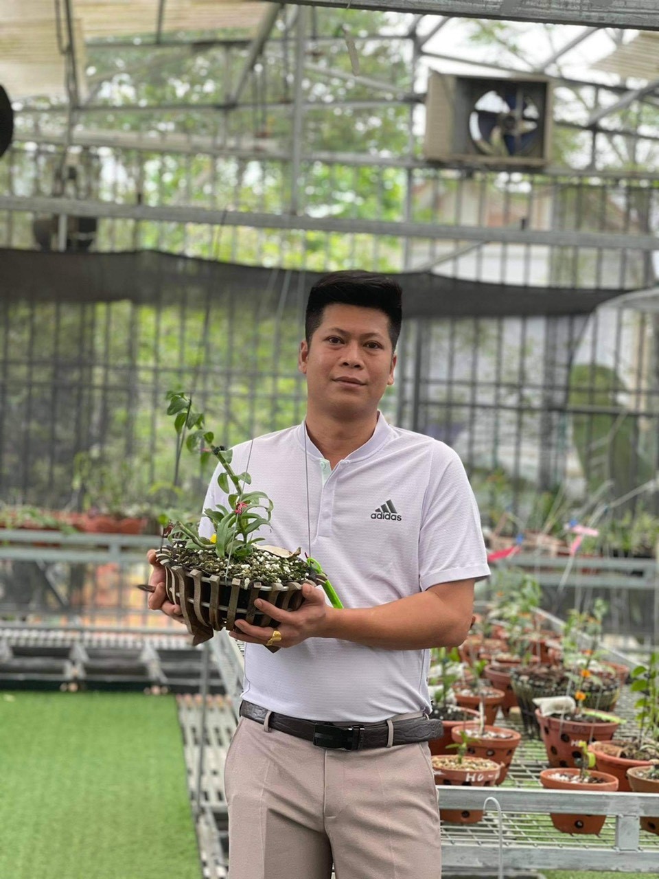 Nghệ nhân Nguyễn Tuấn Trung chia sẻ cách trồng và chăm sóc hoa lan đột biến